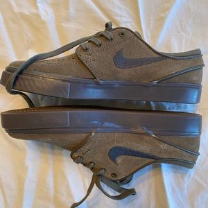 Nike Zoom Air womens size 6.5. Never worn. Suade like canvas sneaker. No box.